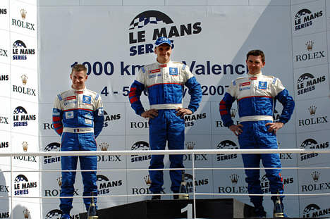 Julien Briche sammen med Gregory Guilvert (2. pl.) og Julien Schell (3. pl.).
(Foto: Peugeot Media)